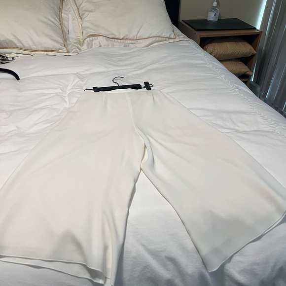 Size 0 Babaton white flowy capri pants - Picture 5 of 5